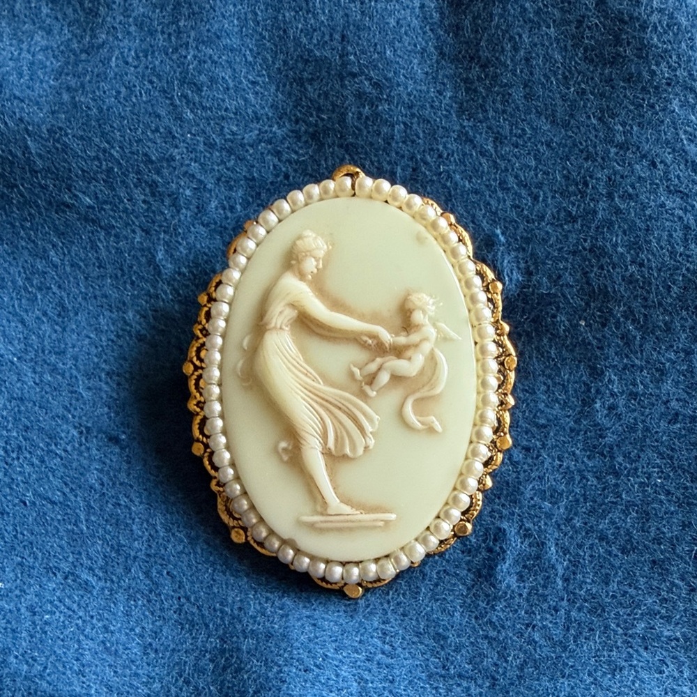 Vintage Glass Cameo Brooch